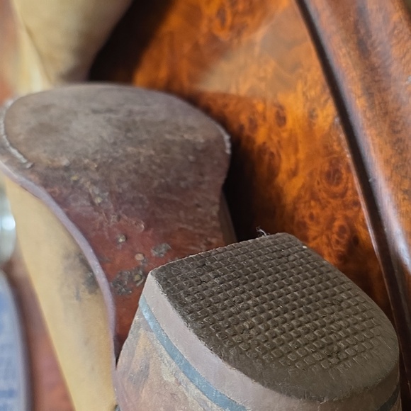 Sunflower Embroidered Cowboy Boots. These Boots Are Size 7 US. - Picture 6 of 6